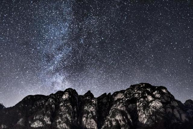 星空 太空 空间  星空 星星 闪光 明星 夜晚 晚上 黑夜 黑暗 灯光 霓虹灯 风景 风光 美景 田园 山水 山 山峰 顶峰 景色 天空 自然 环境 活力 山 山峦 山峰