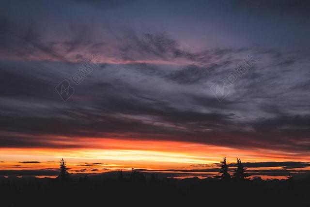 太空 空间 日落 夕阳 太阳 城市 都市 时尚 现代化 地球 泥土 草地 操场  丽人 优雅 美丽 漂亮 女孩 女人 女性 红酒  葡萄酒  情侣 伴侣 爱情 天空 树木 丛林 森林 自然 环境 海 海水 大海 云 云朵 天空 钟 时钟 时间 树 树木 树林 森林 加拿大 城市 城市生活 现代化 活力