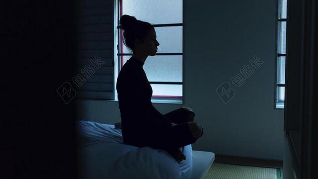 黑色哥特坐在床上的少女背景图片