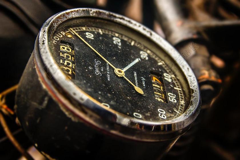 汽车 车 小汽车 轿车 跑车 复古 酿酒 古典 收获 爱情 恋爱 恋人 情人 情侣 浪漫 老人 智者 老者 手表 腕表 时间 观察 可爱的 钟 时钟 时间