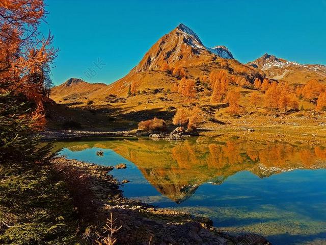 风景 风光 美景 田园 山水 山 山峰 顶峰 景色 旅行 旅游 行程 度假 休闲 度假 假日 天空   树木 丛林 森林 自然 环境 雨 下雨 惬意 树 树木 树林 森林 山 山峦 山峰