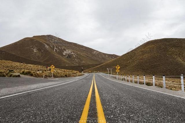 风景 风光 美景 田园 山水 道路 旅途 路途 户外 街道 公路 地球 泥土 草地 操场 山 山峰 顶峰 景色 云 云朵 天空  山 山峦 山峰