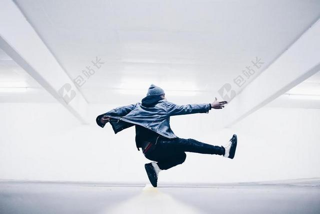 走廊里跳舞的男人背景图片