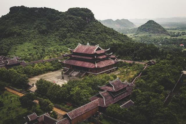 建筑 大厦 建筑物 建设  城市 都市 时尚 现代化 风景 风光 美景 田园 山水 山 山峰 顶峰 景色 墙 围墙 表面 隔阂 背景 旅行 旅游 行程 度假 休闲 度假 假日 老人 智者 老者 树木 丛林 森林 树 树木 树林 森林 山 山峦 山峰