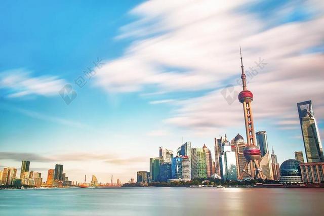 江边现代的繁华都市背景图片