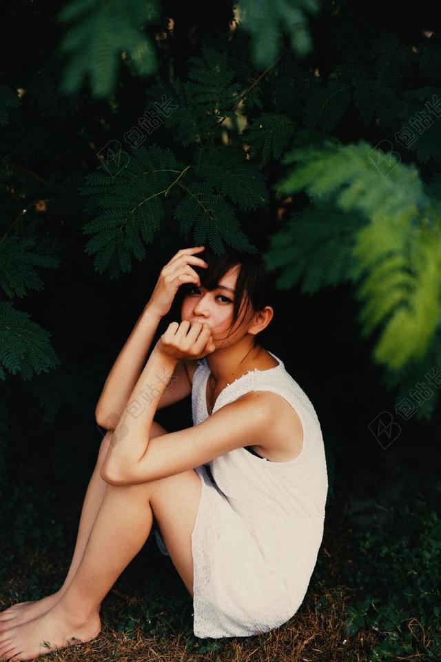 手 手势 握手 击掌 胜利 美女 丽人 优雅 美丽 漂亮 女孩 女人 女性 肖像 人物特写 画像 树木 丛林 森林 全身像 脚 足 自然 环境  人物 人群 风土人情 树 树木 树林 森林 黑色 暗色 黑白 昏暗