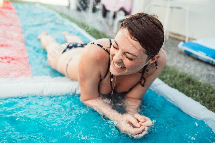 泳池边开心的女人背景图片