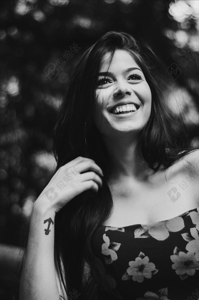 手 手势 握手 击掌 胜利 美女 丽人 优雅 美丽 漂亮 女孩 女人 女性  头发 毛发 毛 头部 时尚 流行 个性 城市 花园 园林 园艺 植物 花 开心 喜悦 笑话 开怀大笑  笑 开怀大笑 兴奋 微笑 莞尔一笑 甜蜜 肖像 人物特写 画像 全身像 可爱的 人物 人群 风土人情 活力 白色 浅色 黑白 简单 清新 女性 女士 美丽 女人 一个女人 黑色 暗色 黑白 昏暗