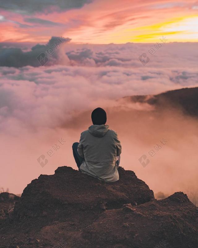 红色唯美人在山峰看日落