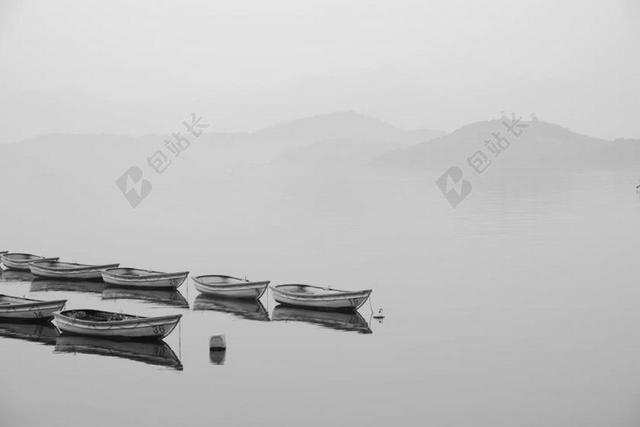 湖面的小船和白雾背景图片
