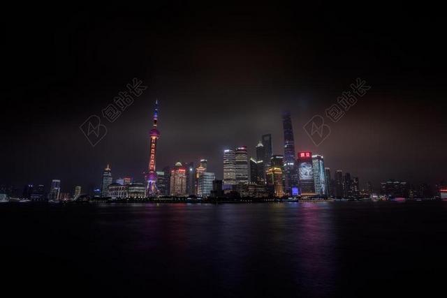 夜晚 晚上 黑夜 黑暗 灯光 霓虹灯 城市 都市 时尚 现代化 灯光 光线 激光 打火机  旅行 旅游 行程 度假 休闲 度假 假日 雨 下雨 惬意 上海 中国  中国 文化 东方 亚洲