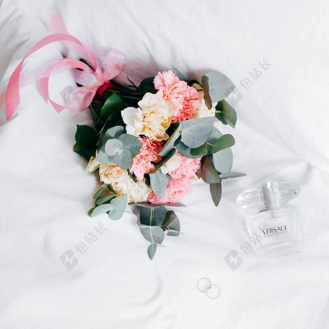 花 玫瑰 美丽 花朵 美女 丽人 优雅 美丽 漂亮 女孩 女人 女性 时尚 流行 个性 城市 婚礼 喜庆 庆祝 节日 婚姻 爱人 恋人 情侣 爱情 恋爱 恋人 情人 情侣 浪漫 派对 聚会 庆祝 愉快 帮派 商场 店铺 商家 购物 生日 生辰 节日 诞辰  幸福 快乐 高兴 家庭 甜蜜 母亲 母爱 女孩 少女 姑娘 美丽 可爱的 活力 白色 浅色 黑白 简单 清新