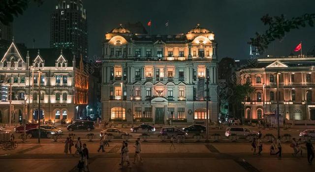 夜晚的酒店灯光背景图片