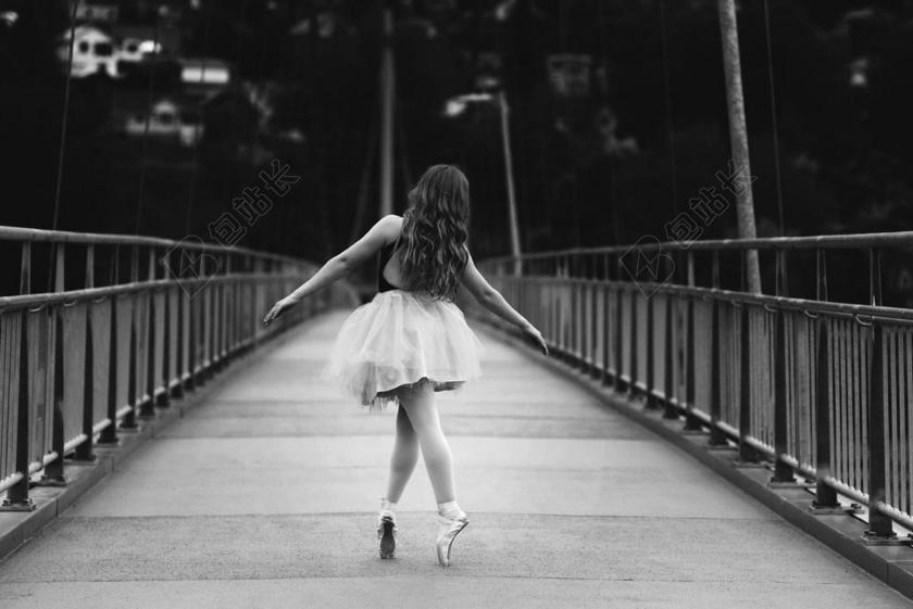 夜晚 晚上 黑夜 黑暗 灯光 霓虹灯  家 家庭 家族 家人 团结 团圆 创意 艺术 个性 孩子 儿童 童真 女孩 少女 姑娘 美丽 全身像 人物 人群 风土人情 加拿大 城市 城市生活 现代化 童年 回忆 记忆 白色 浅色 黑白 简单 清新 黑色 暗色 黑白 昏暗 女性 女士 美丽 女人