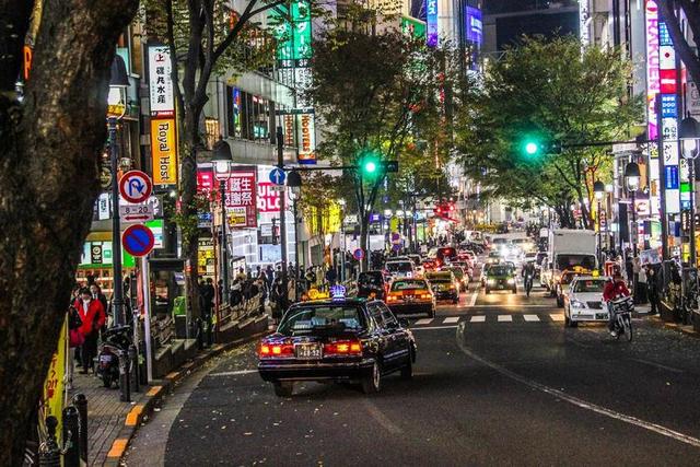 夜晚 晚上 黑夜 黑暗 灯光 霓虹灯 日本 城市 现代生活