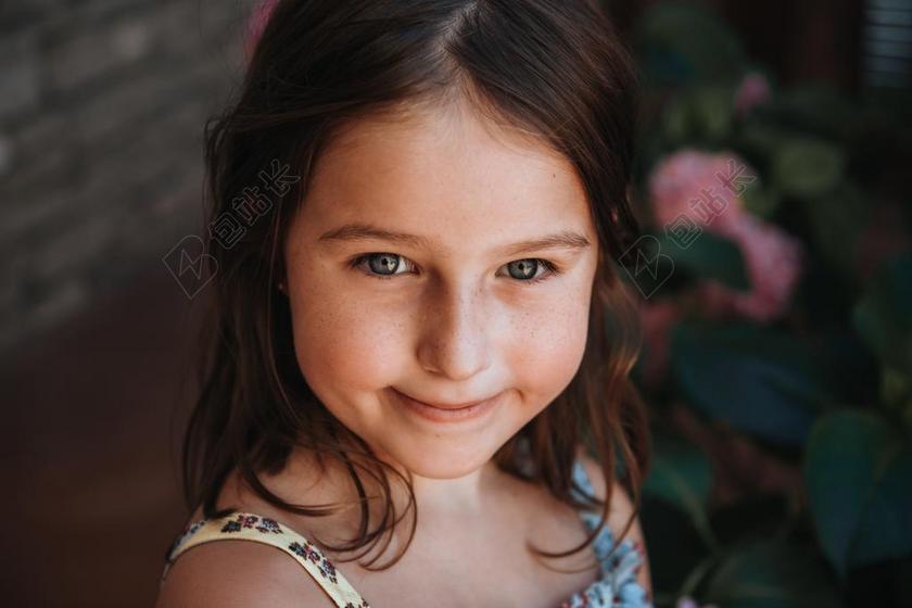 微笑的棕发女孩背景图片