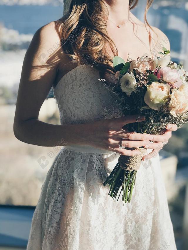 白色的婚纱和新娘背景图片