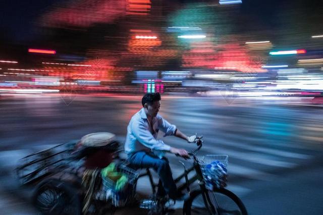 夜晚 晚上 黑夜 黑暗 灯光 霓虹灯 道路 旅途 路途 户外 街道 公路 城市 都市 时尚 现代化 灯光 光线 激光 打火机 自行车 骑行 山地车 冒险  人物 人群 风土人情 男士 男性 男人