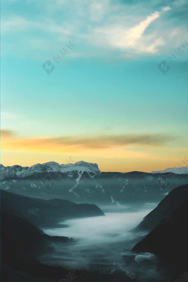 风景 风光 美景 田园 山水 日落 夕阳 太阳 地球 泥土 草地 操场 自然 环境 云 云朵 天空 山 山峦 山峰