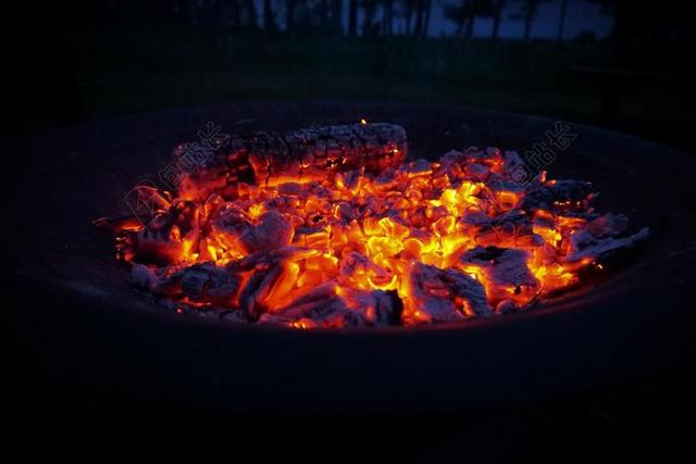夜晚 晚上 黑夜 黑暗 灯光 霓虹灯 烧烤 烤肉 自在 舒适 安逸 合适 夏日 夏季 热情