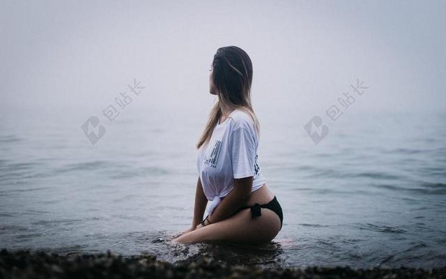 河边的性感女人背景图片