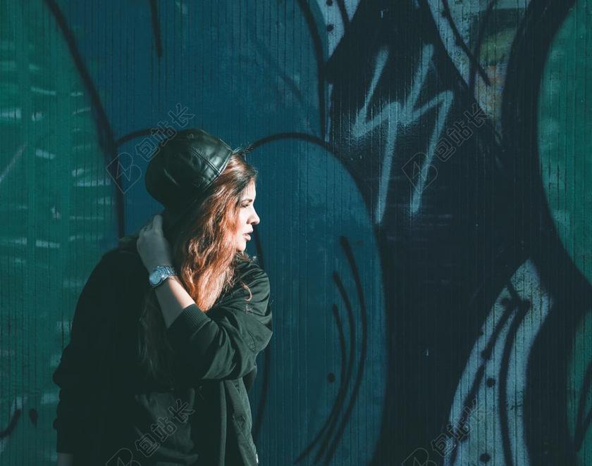 墙边的女孩背景图片