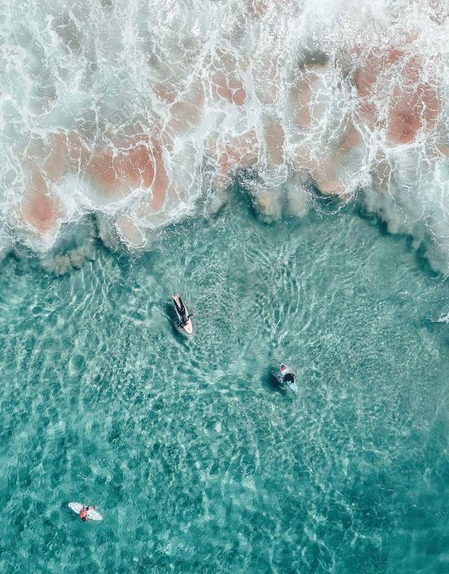 透明的海水和海浪背景图片