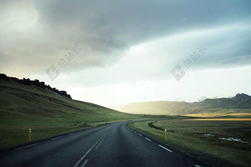 道路 旅途 路途 户外 街道 公路 灯光 光线 激光 打火机   山 山峰 顶峰 景色 自在 舒适 安逸 合适  天空  自然 环境 餐厅 餐馆 美食