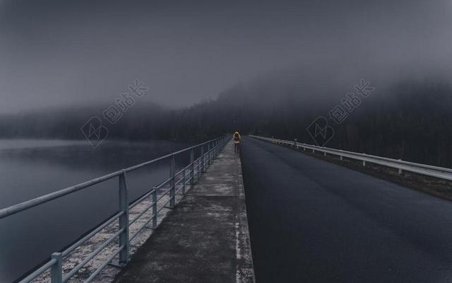 风景 风光 美景 田园 山水 道路 旅途 路途 户外 街道 公路 山 山峰 顶峰 景色 树木  森林 自然 环境 云 云朵 天空 树 树木 树林 森林 雨 下雨 惬意 人物 人群 风土人情