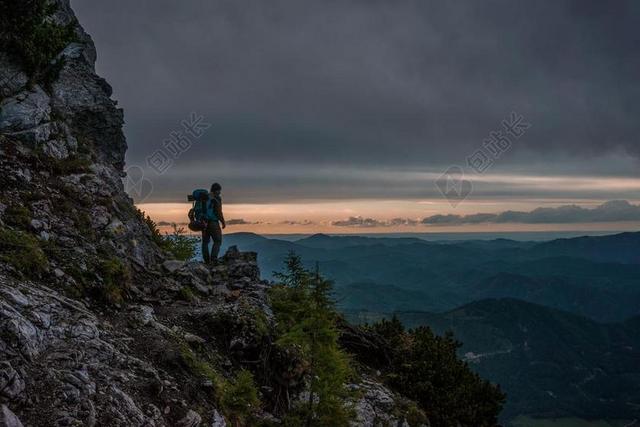 山坡上的探险者背景图片