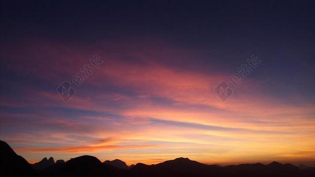 日落 夕阳 太阳 灯光 光线 激光 打火机 山 山峰 顶峰 景色 墙 围墙 表面 隔阂 背景 旅行 旅游 行程 度假 休闲 度假 假日  天空 云 云朵 天空 男士 男性 男人 山 山峦 山峰