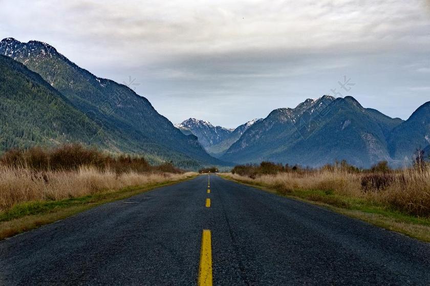 道路 旅途 路途 户外 街道 公路 草地 草坪 草丛 加拿大 城市 城市生活 现代化