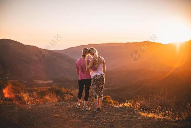 家 家庭 家族 家人 团结 团圆  日落 夕阳 太阳 灯光 光线 激光 打火机 美女 丽人 优雅 美丽 漂亮 女孩 女人 女性 山 山峰 顶峰 景色 爱情 恋爱 恋人 情人 情侣 浪漫  朋友 友谊 友情 人群 聚会 母亲 母爱 肖像 人物特写 画像 女孩 少女 姑娘 美丽 可爱的 手表 腕表 时间 观察 全身像 自然 环境 活力 人物 人群 风土人情 服装 服饰 流行 女性 女士 美丽 女人 一个女人 山 山峦 山峰
