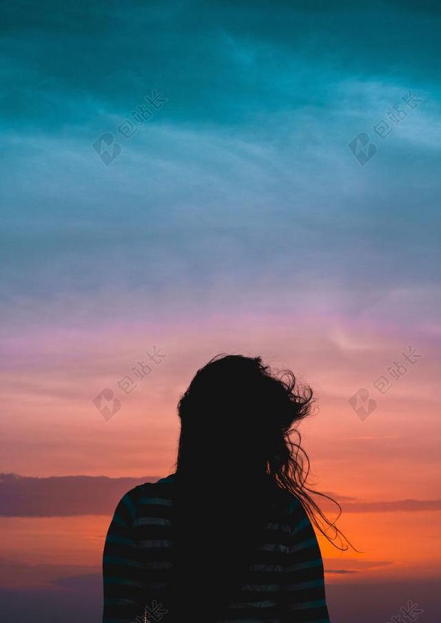日落 夕阳 太阳 灯光 光线 激光 打火机  头发 毛发 毛 头部 爱情 恋爱 恋人 情人 情侣 浪漫 伤心 悲伤 忧郁 忧伤 放松 休闲 咖啡 咖啡厅 天空 女孩 少女 姑娘 美丽 沙滩 海滩  全身像 人物 人群 风土人情 活力  一个女人  女性 女士 美丽 女人