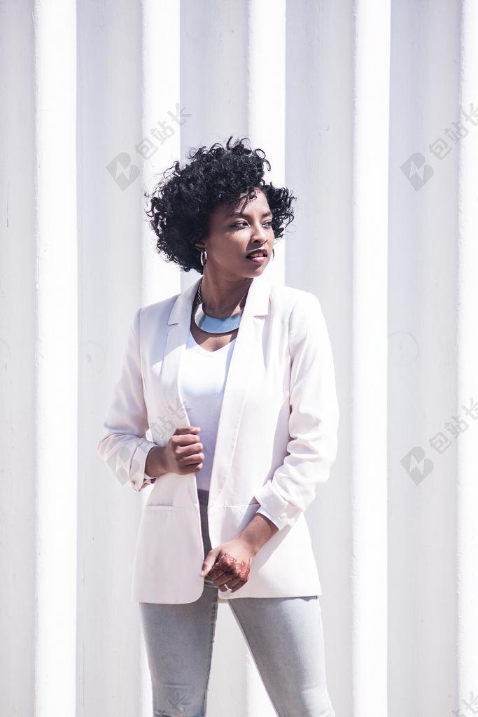 时尚的黑人女人背景图片