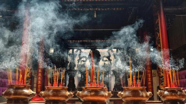 寺庙里的香背景图片