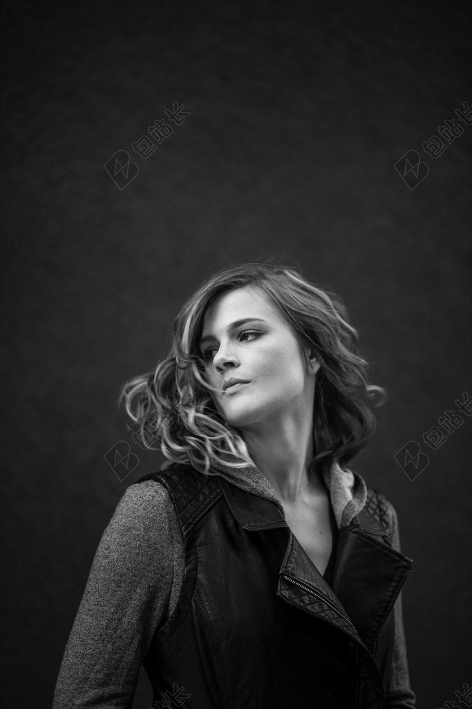 美女 丽人 优雅 美丽 漂亮 女孩 女人 女性 灯光 光线 激光 打火机 时尚 流行 个性 城市 头发 毛发 毛 头部 爱情 恋爱 恋人 情人 情侣 浪漫 肖像 人物特写 画像 女孩 少女 姑娘 美丽 书 书籍 阅读  全身像  清新 新鲜 可爱的 人物 人群 风土人情  服装 服饰 流行   一个女人 黑色 暗色 黑白 昏暗 女性 女士 美丽 女人