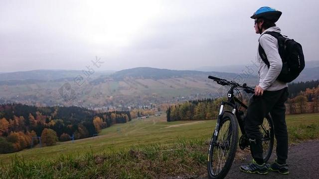 美女 丽人 优雅 美丽 漂亮 女孩 女人 女性 山 山峰 顶峰 景色 自行车 骑行 山地车 冒险 旅行 旅游 行程 度假 休闲 度假 假日 草地 草坪 草丛 树木 丛林 森林 自然 环境 手表 腕表 时间 观察  树 树木 树林 森林 男士 男性 男人
