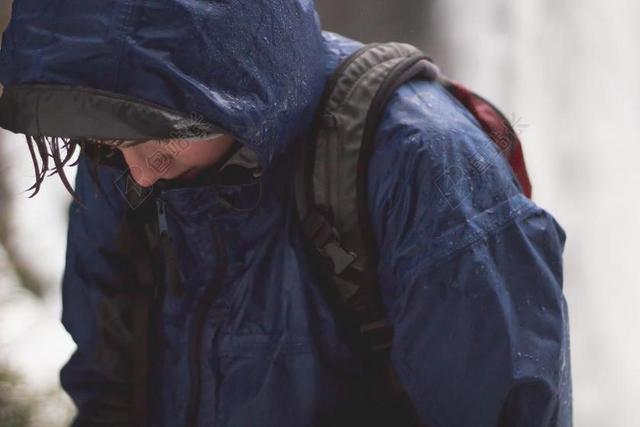 雨 下雨 忧郁 运动 健身 嬉戏 户外运动 冒险 瑜伽  旅行 旅游 行程 度假 休闲 度假 假日  放松 休闲 咖啡 咖啡厅 冬季 冬天 新年 肖像 人物特写 画像 全身像  雨 下雨 惬意 人物 人群 风土人情  活力 服装 服饰 流行 白色 浅色 黑白 简单 清新