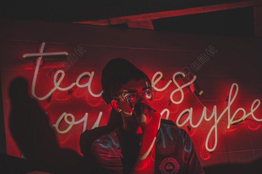 灯光 光线 激光 打火机 派对 聚会 庆祝 愉快 帮派 饮料 喝酒 饮水 自然 环境 加拿大 城市 城市生活 现代化