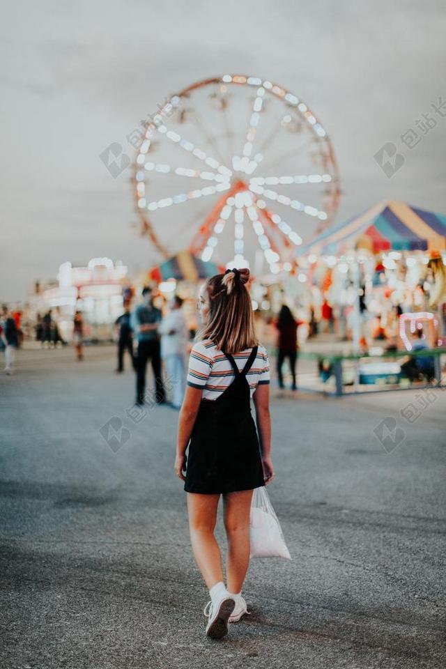 灯光 光线 激光 打火机 旅行 旅游 行程 度假 休闲 度假 假日 宝宝 婴儿 孩子 孩子 儿童 童真 夏日 夏季 热情 肖像 人物特写 画像 学校 学院 女孩 少女 姑娘 美丽 书 书籍 阅读 全身像 自然 环境 服装 服饰 流行   一个女人 女性 女士 美丽 女人