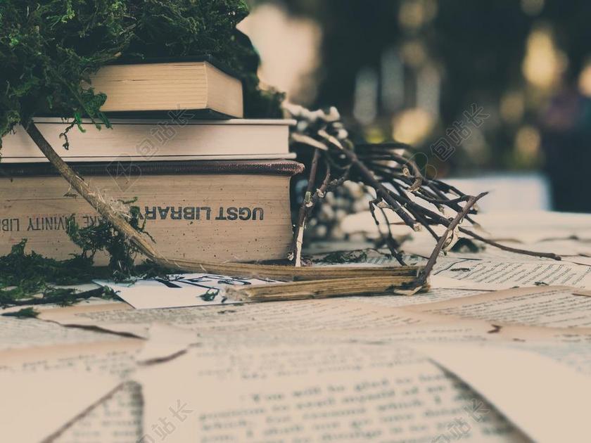 桌子上的老旧书本背景图片