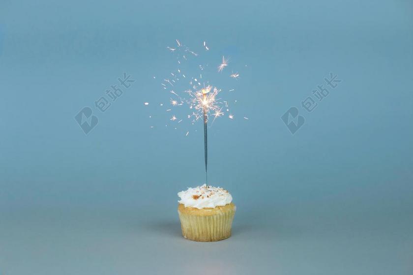 白色的奶油蛋糕和烟花背景图片