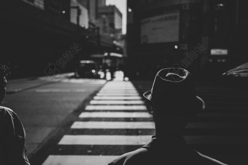 街头的斑马线和行人背景图片