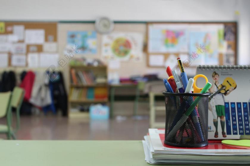 桌子 台子 书桌 办公 孩子 儿童 童真 学校 学院 钟 时钟 时间