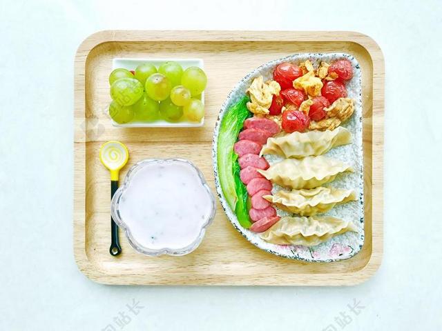 木盘里的饺子和沙拉背景图片