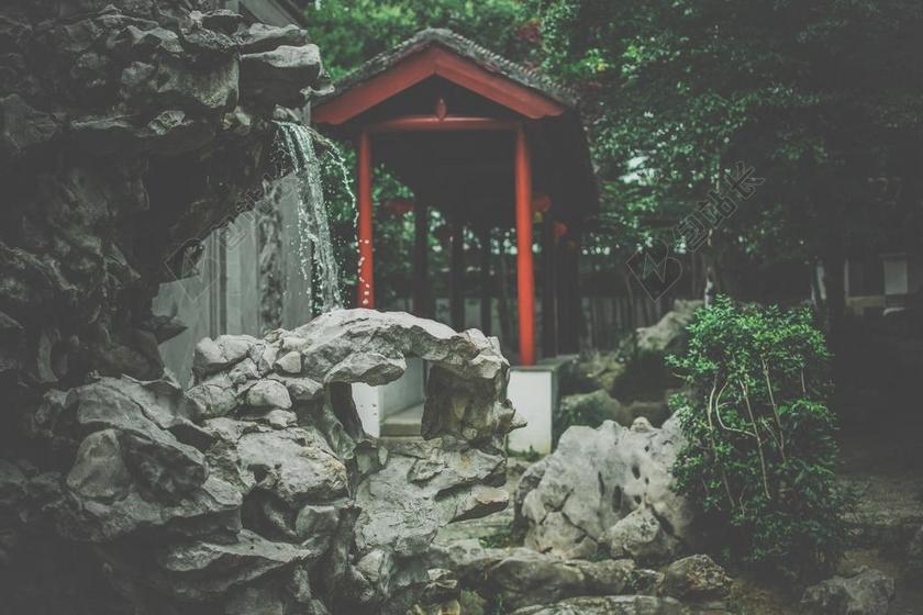 石头上的红色亭子背景图片