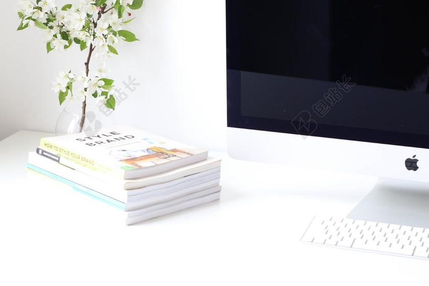桌子上的书本和电脑背景图片