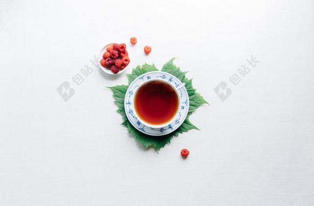 红色的树莓和红茶背景图片