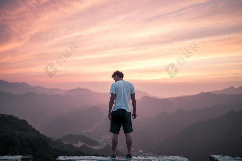 傍晚的夕阳和青年背景图片